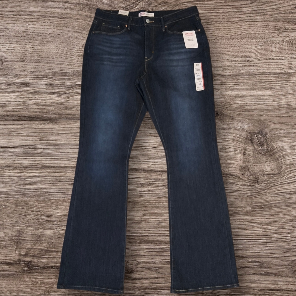 NWT Levi's Signature Women's Mid-Rise Bootcut Jeans -Size 12M (W31 L32)